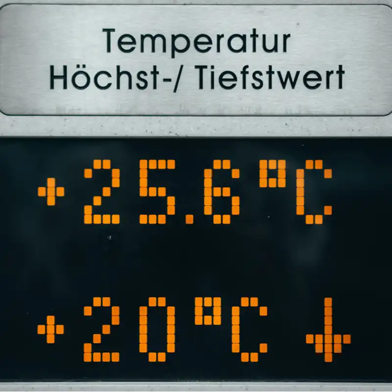 Automotive infotainment screens subjected to rapid thermal cycling