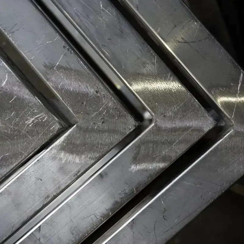 High-speed, spatter-free laser welding on a 45-degree door frame corner
