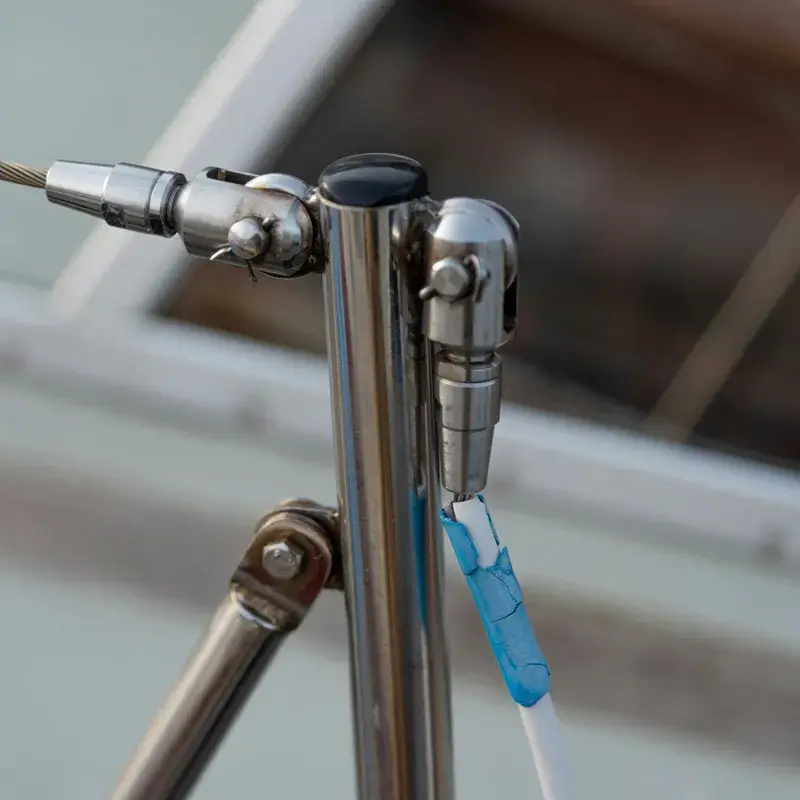 High-speed, spatter-free laser welding on a thin-walled tubular steel corner joint