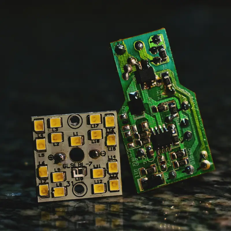 JEDEC standard temperature cycling test on semiconductor packaging to screen out micro-cracks and CTE mismatches